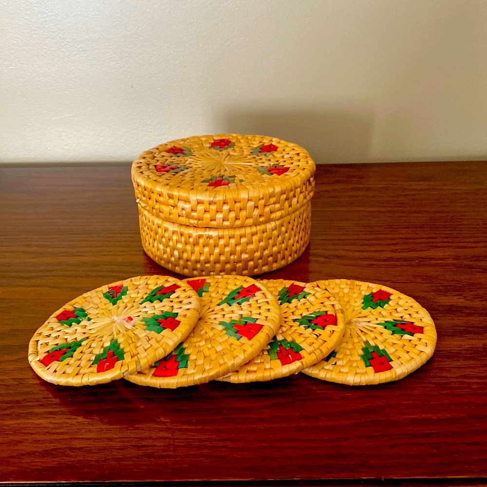 Set of 4 wicker straw coasters with corresponding box